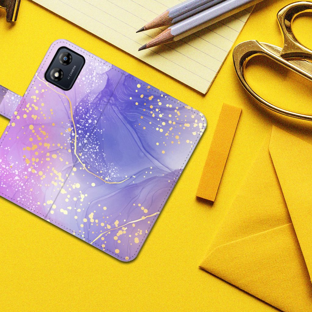 Hoesje voor Motorola Moto E13 4G Watercolor Paars op een gele achtergrond, met duurzame bescherming en een stijlvolle uitstraling.