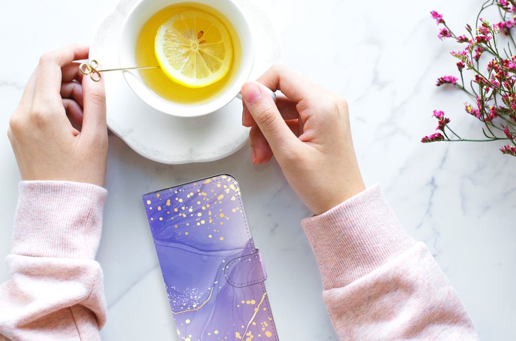 Hoesje voor Motorola Moto E13 4G Watercolor Paars met een kopje thee met citroen en bloemen op tafel.