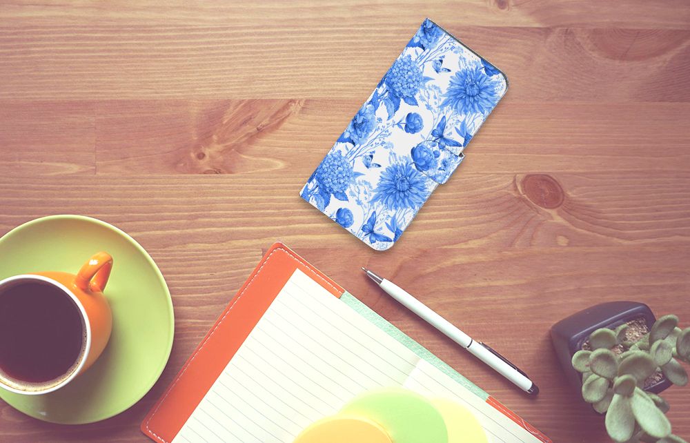 Motorola Moto G54 hoesje Flowers Blue bovenaanzicht telefoonhouder met bloemen op houten tafel