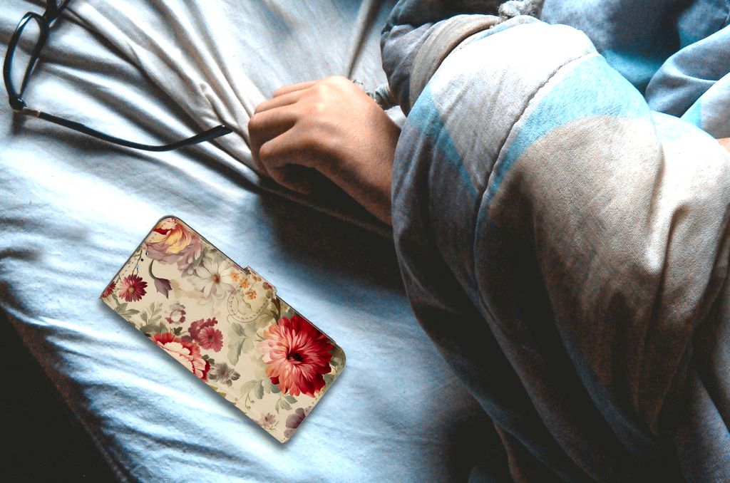 Hoesje voor OPPO A16/A16s/A54s Bloemen naast een slaperige hand op bed, biedt bescherming en stijl.