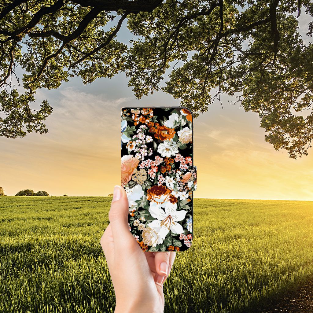 OPPO Reno8 T 5G hoesje Dark Flowers hand uitzicht