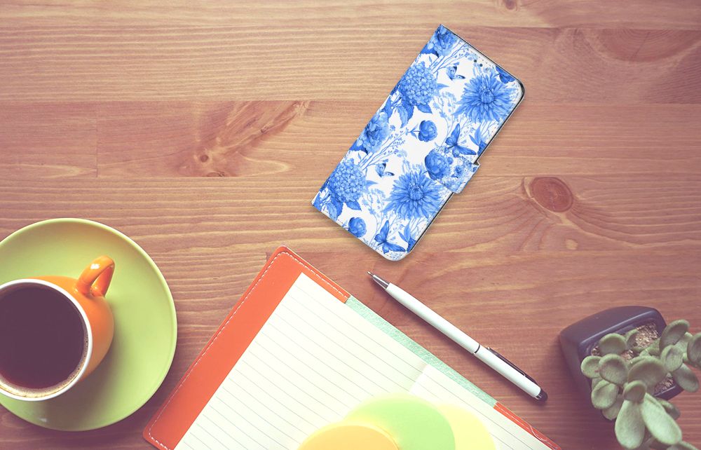 Hoesje voor OnePlus Nord N10 Flowers Blue op een bureau met een beker koffie en notitieboek.