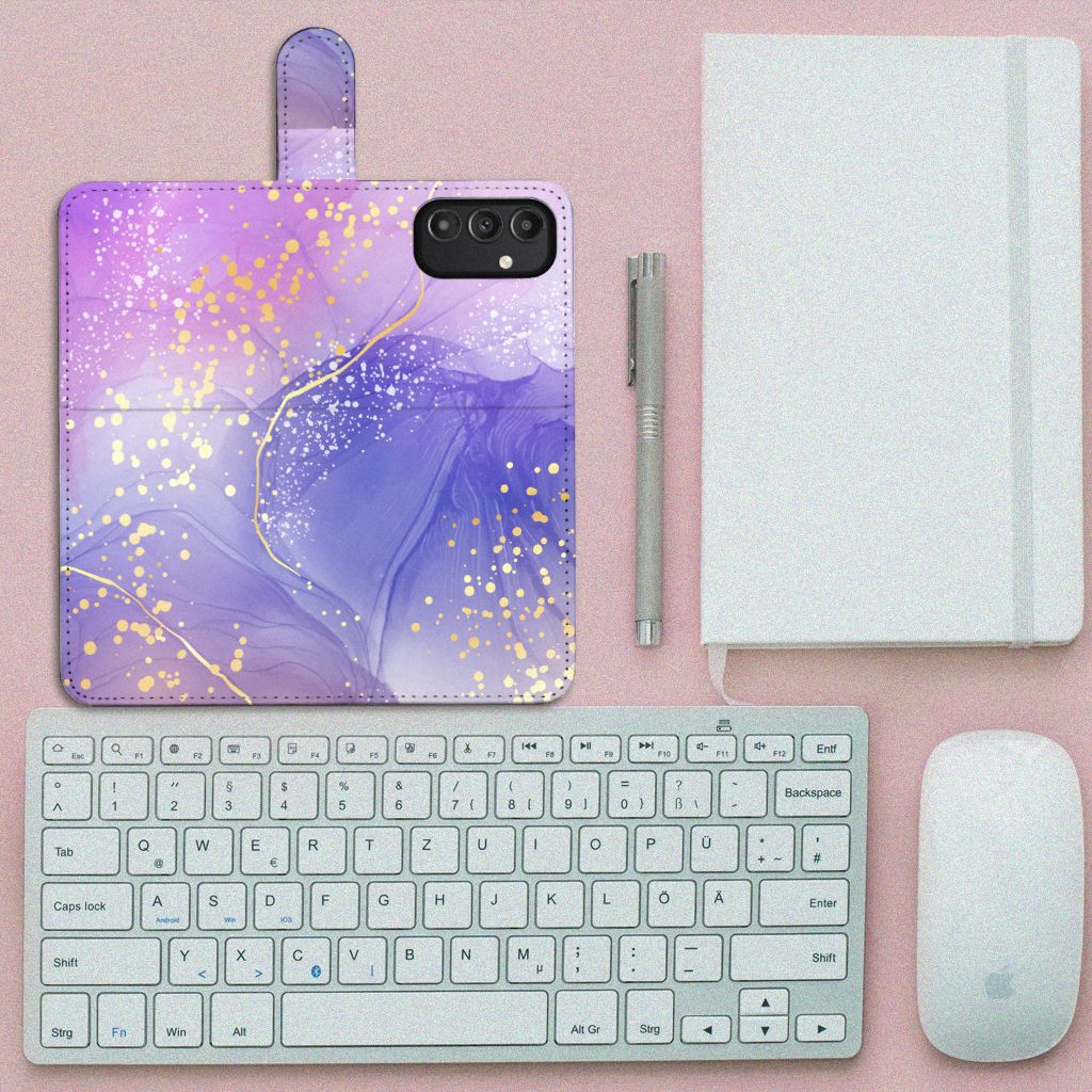 Hoesje voor Samsung Galaxy A14 4G Watercolor Paars met gouden accenten en toetsenbord op een bureau.