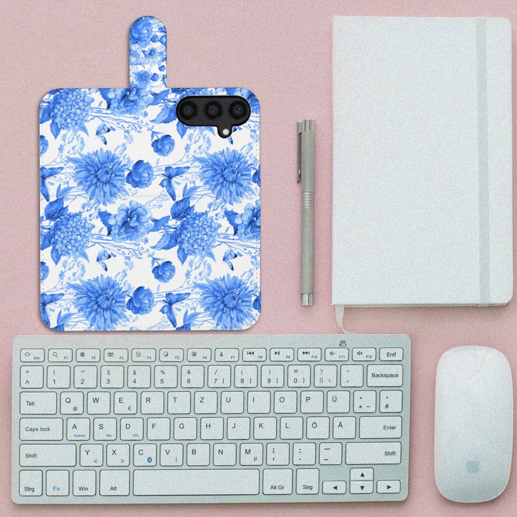 Samsung Galaxy S24 hoesje Flowers Blue bovenaanzicht met toetsenbord muis notitieboek