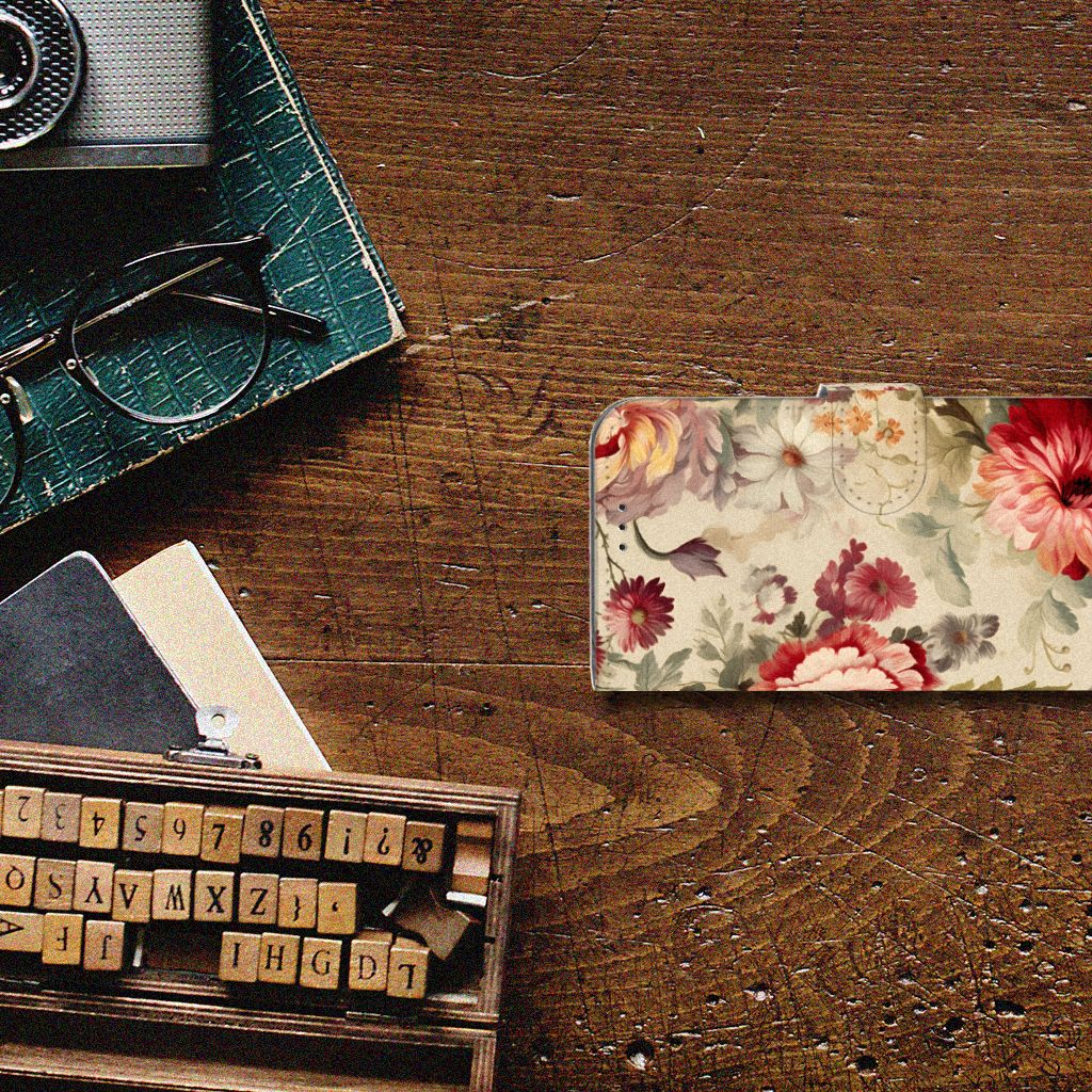 Hoesje voor Samsung Galaxy Xcover 4 | Xcover 4s Bloemen op een houten bureau met retro accessoires.
