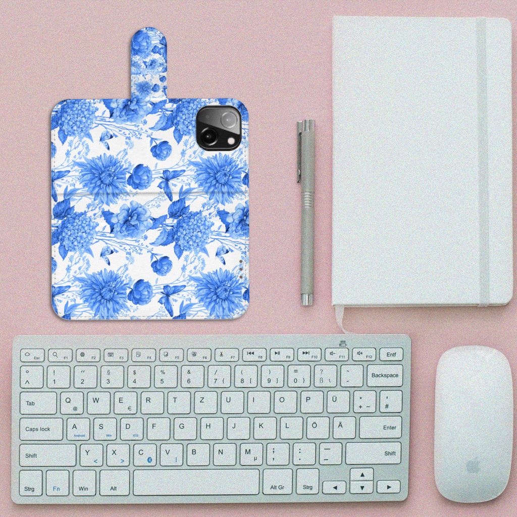Hoesje voor iPhone 13 Mini Flowers Blue met mooi Delftsblauw bloemenpatroon op een bureau