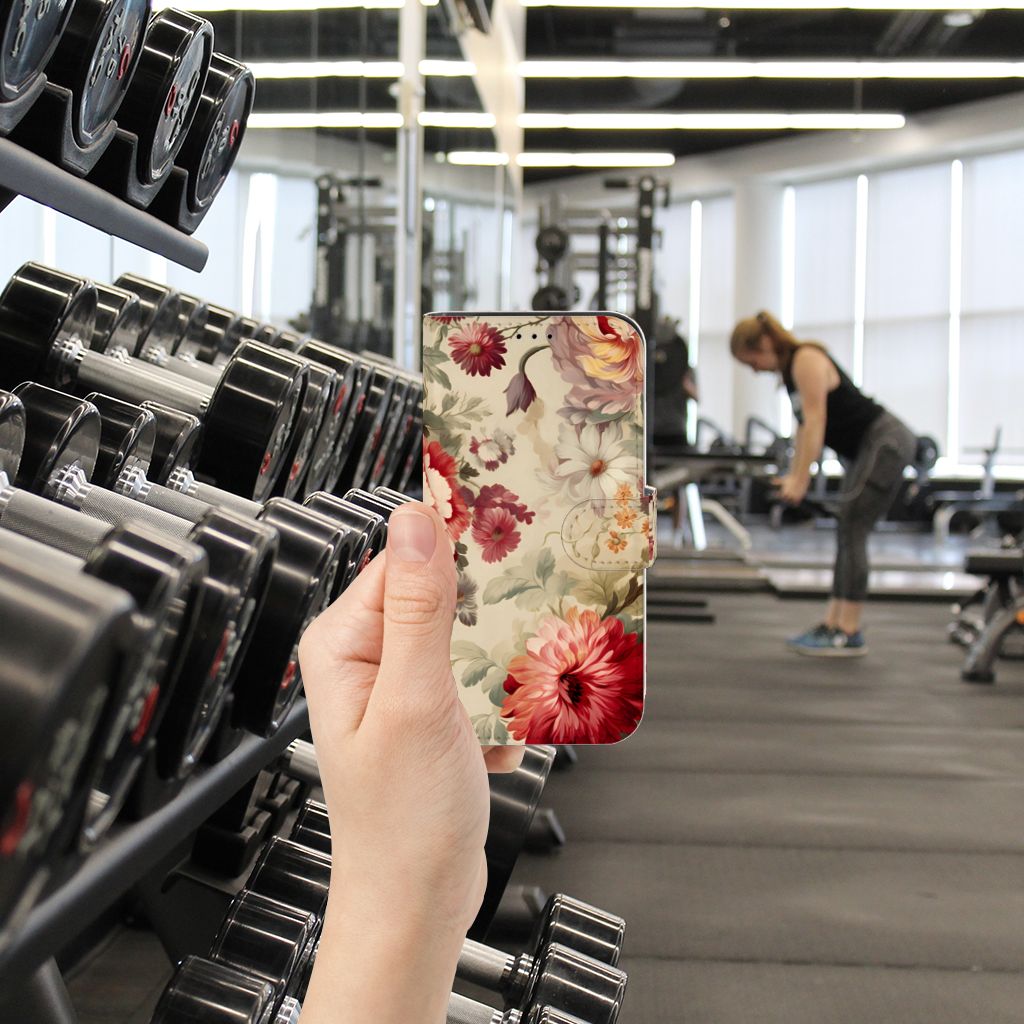 Hoesje voor iPhone 13 Pro Bloemen in de sportschool met dumbbells op de achtergrond.