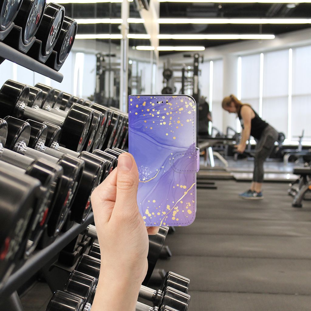 Hoesje voor iPhone 13 Pro Watercolor Paars in hand bij fitnessruimte met gewichten.