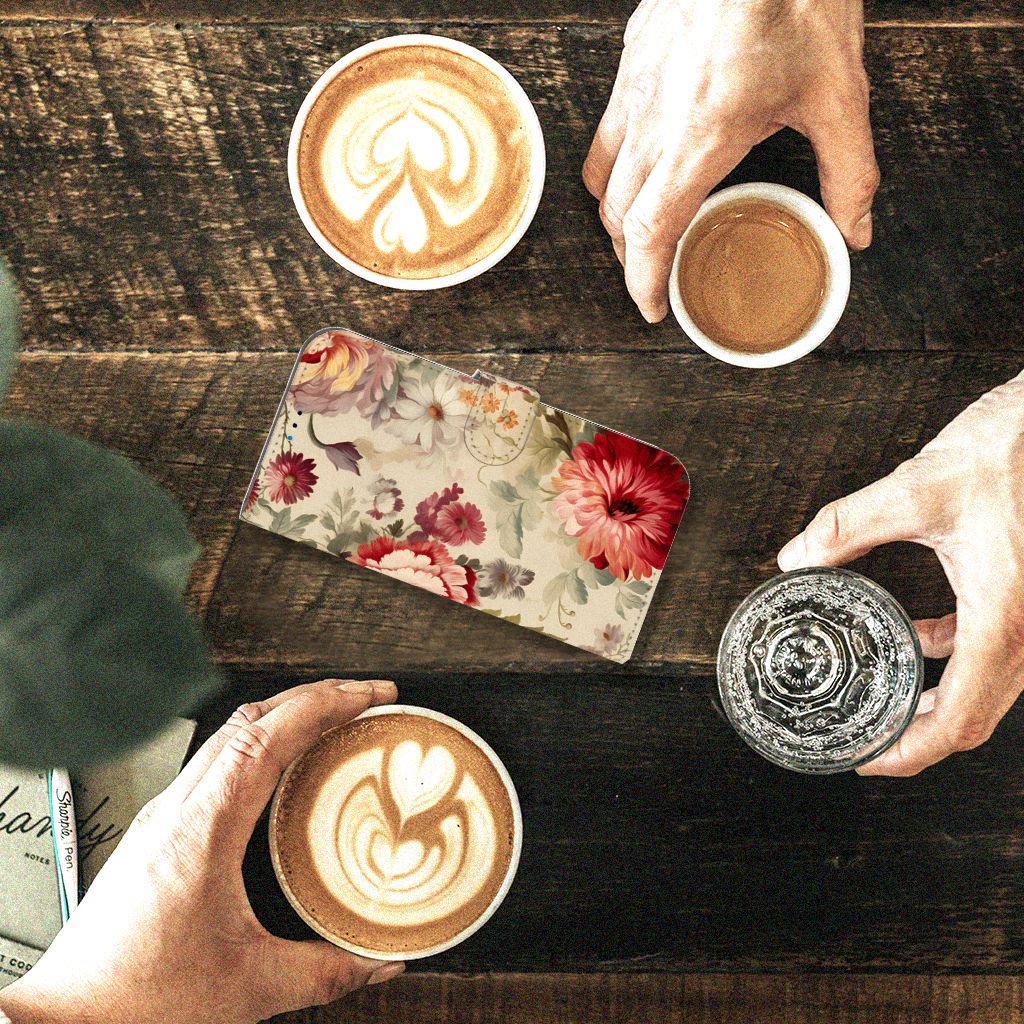 Hoesje voor iPhone 14 Pro Max Bloemen met koffie en handjes op houten tafel.