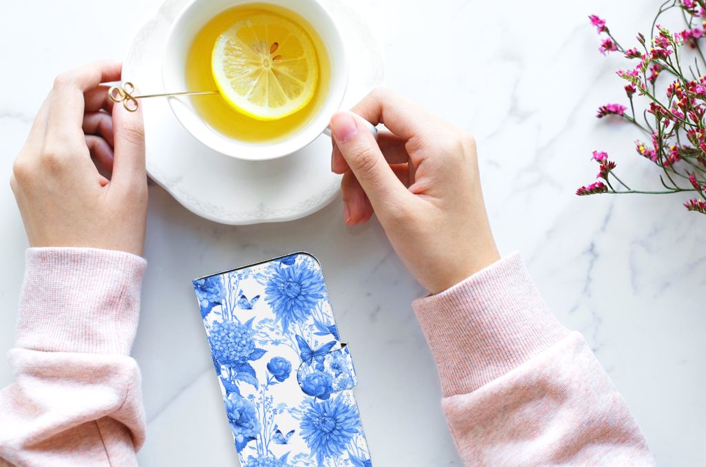 Apple iPhone 15 Hoesje voor iPhone 15 Flowers Blue aanzicht