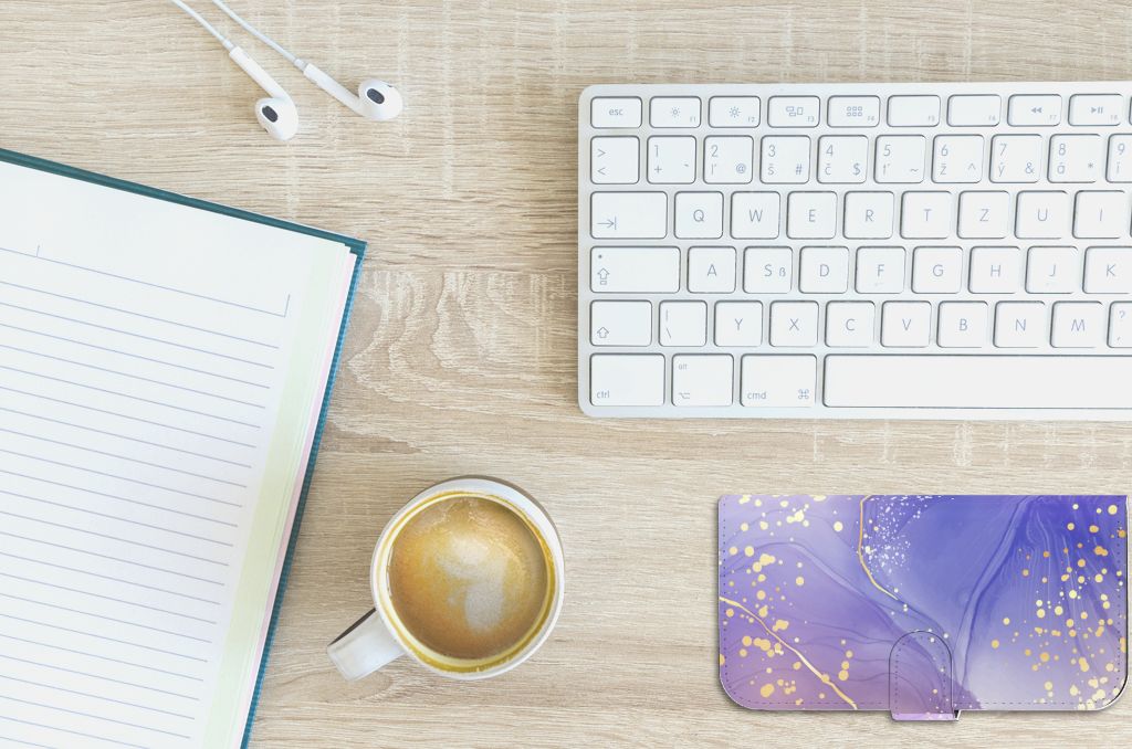 Bureau-opstelling met Hoesje voor iPhone 15 Plus Watercolor Paars, notebook, koffie en toetsenbord.