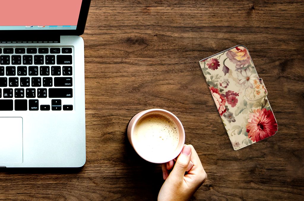 Hoesje voor iPhone 15 Pro Bloemen op bureau met laptop en koffie 📱☕️