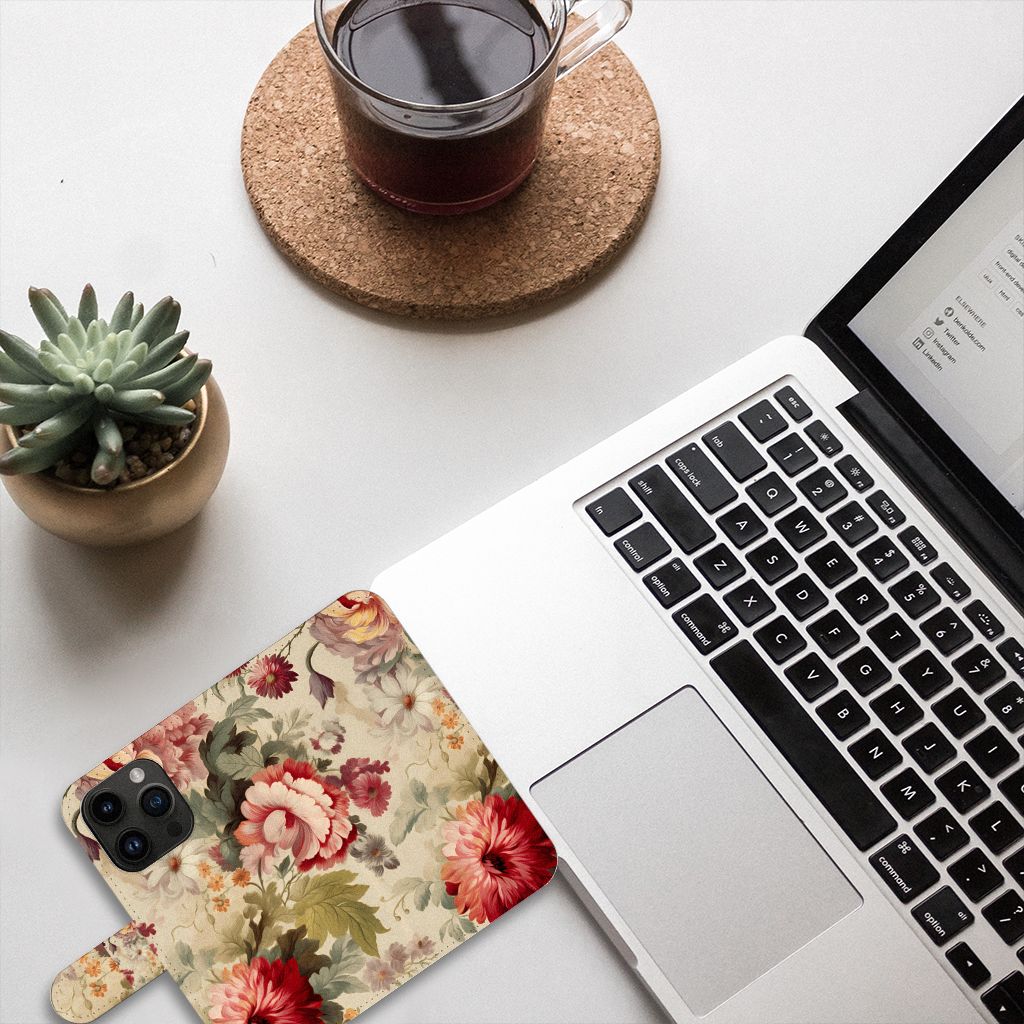 Hoesje voor iPhone 15 Pro Bloemen met bloemenprint op bureau naast laptop en plant.