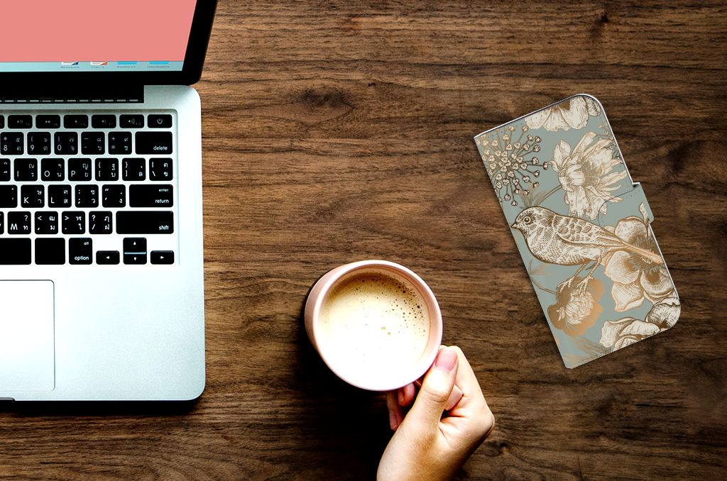 Hoesje voor iPhone 15 Pro Max Vintage Bird Flowers design bovenaanzicht met laptop en kop koffie