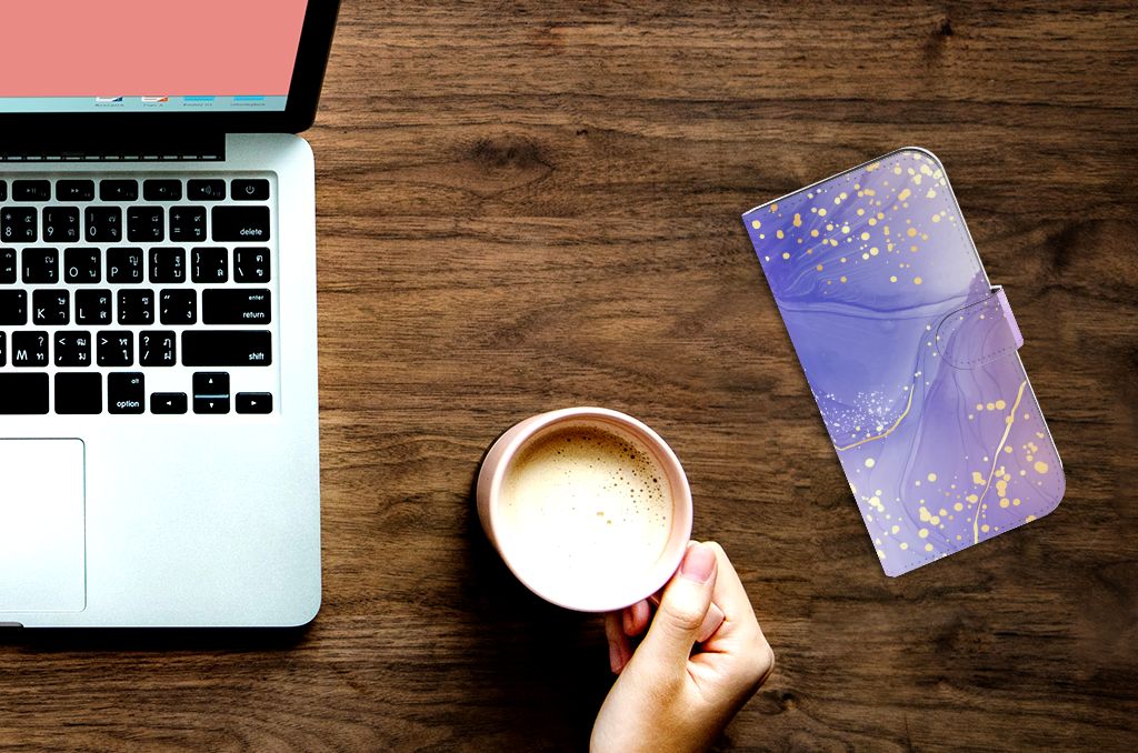 Hoesje voor iPhone 15 Pro Max Watercolor Paars op bureau met laptop en koffie 🎨.