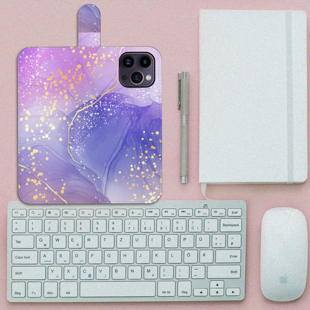 Hoesje voor iPhone 15 Pro Max Watercolor Paars met gouden accenten op een bureau.