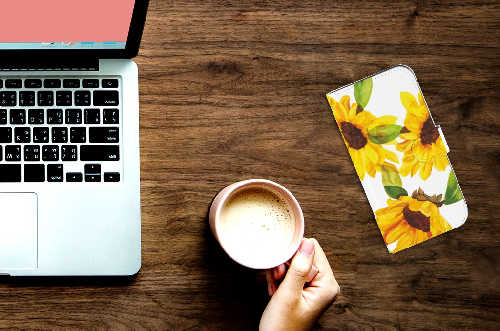 Hoesje voor iPhone 15 Pro Max Zonnebloemen naast laptop met koffie, zonnige bloemdesign.