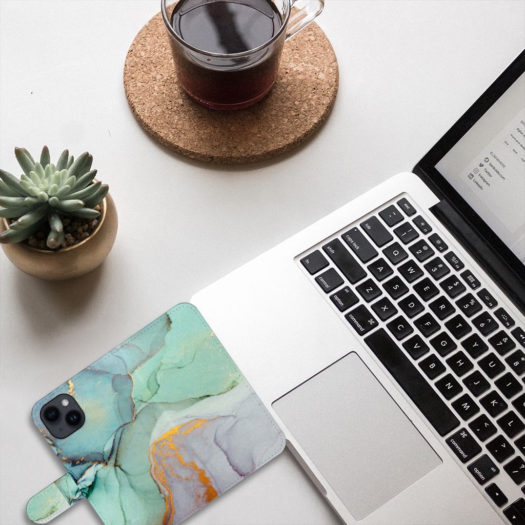 Hoesje voor iPhone 15 Watercolor Mix op bureau met laptop en drankje, stijlvolle kleurencombinatie 🌊.