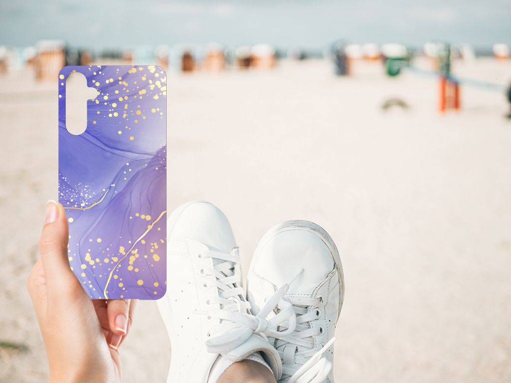 Kleurrijke Telefoonhoesje voor Samsung Galaxy A14 5G Watercolor Paars in hand met sneakers op het strand