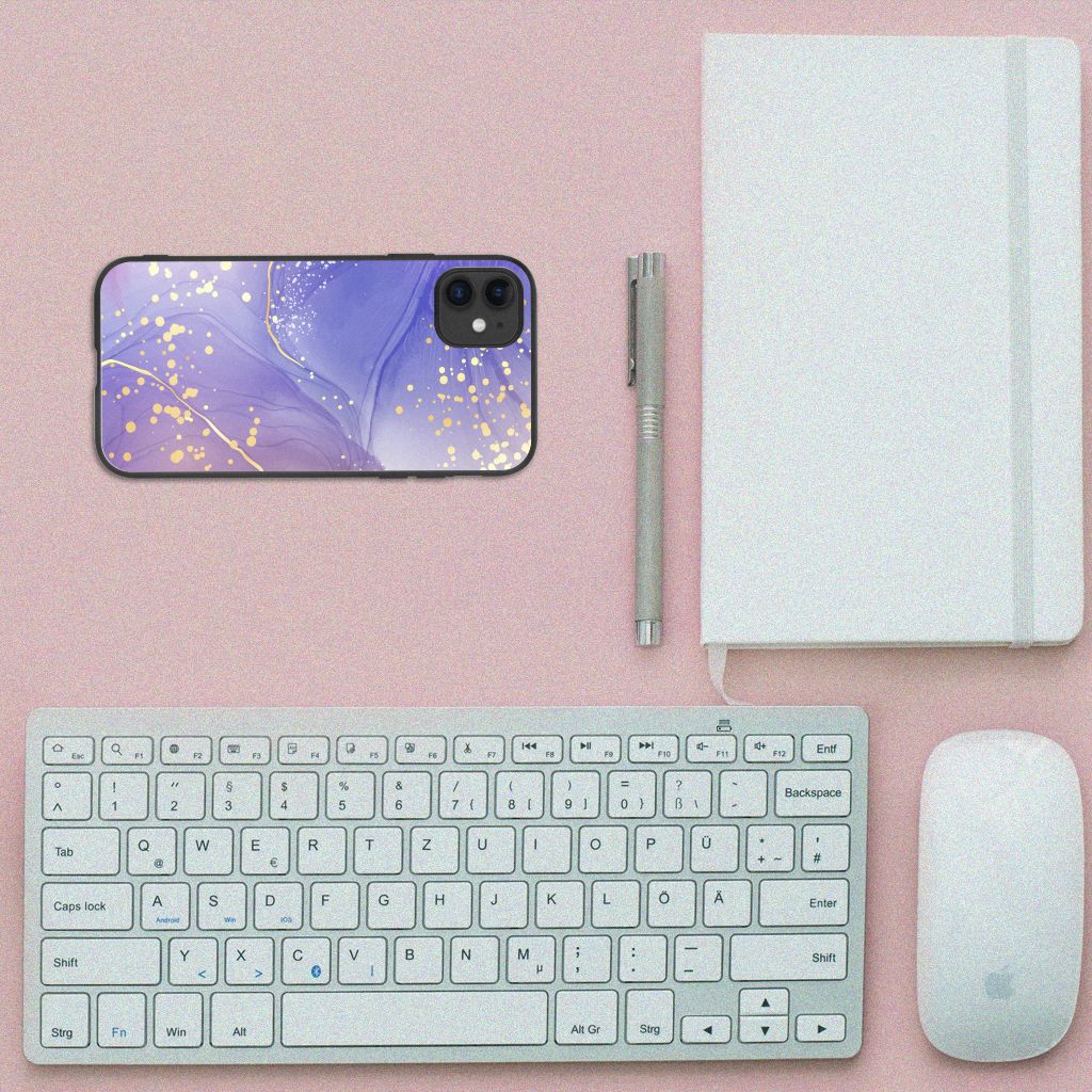 Kleurrijke Telefoonhoesje voor iPhone 11 Watercolor Paars liggend op bureau met toetsenbord en notitieboekje.