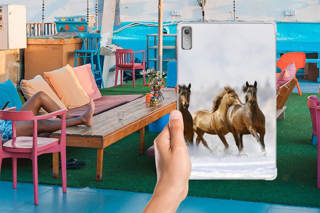 Lenovo Tab P11 Gen 2 Back Case Paarden in gebruik met paardenprint op een stijlvolle tablet in een levendige omgeving.