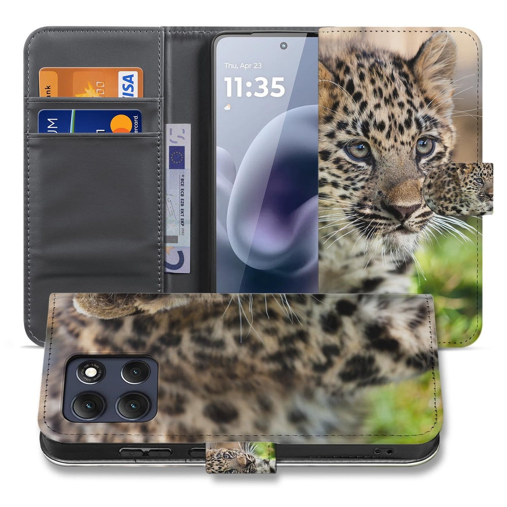 Bookcase Motorola Moto G86 Hoesje Met Pasjes Baby Luipaard Vooraanzicht.