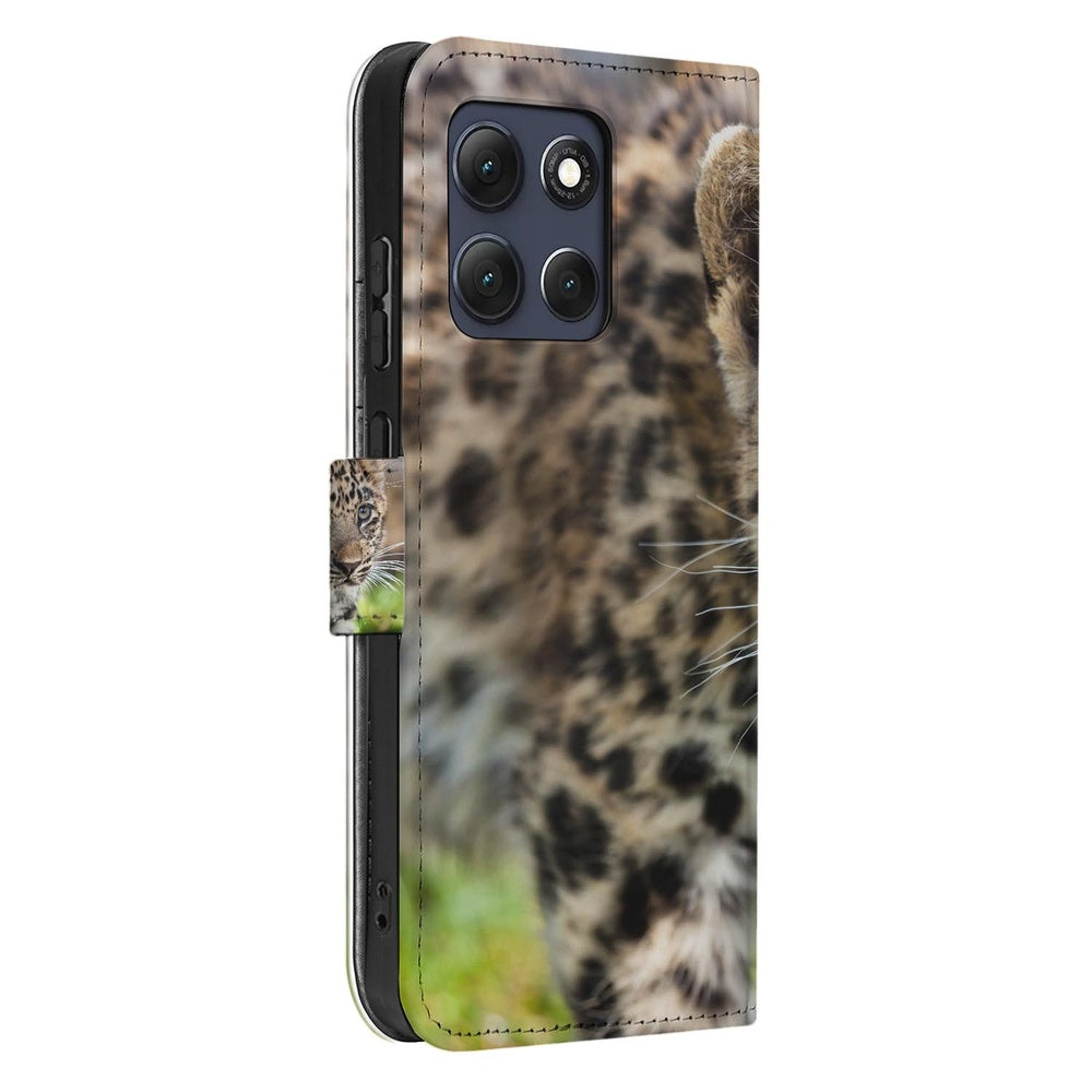 Bookcase Motorola Moto G86 Hoesje Met Pasjes Baby Luipaard Schuin aanzicht.