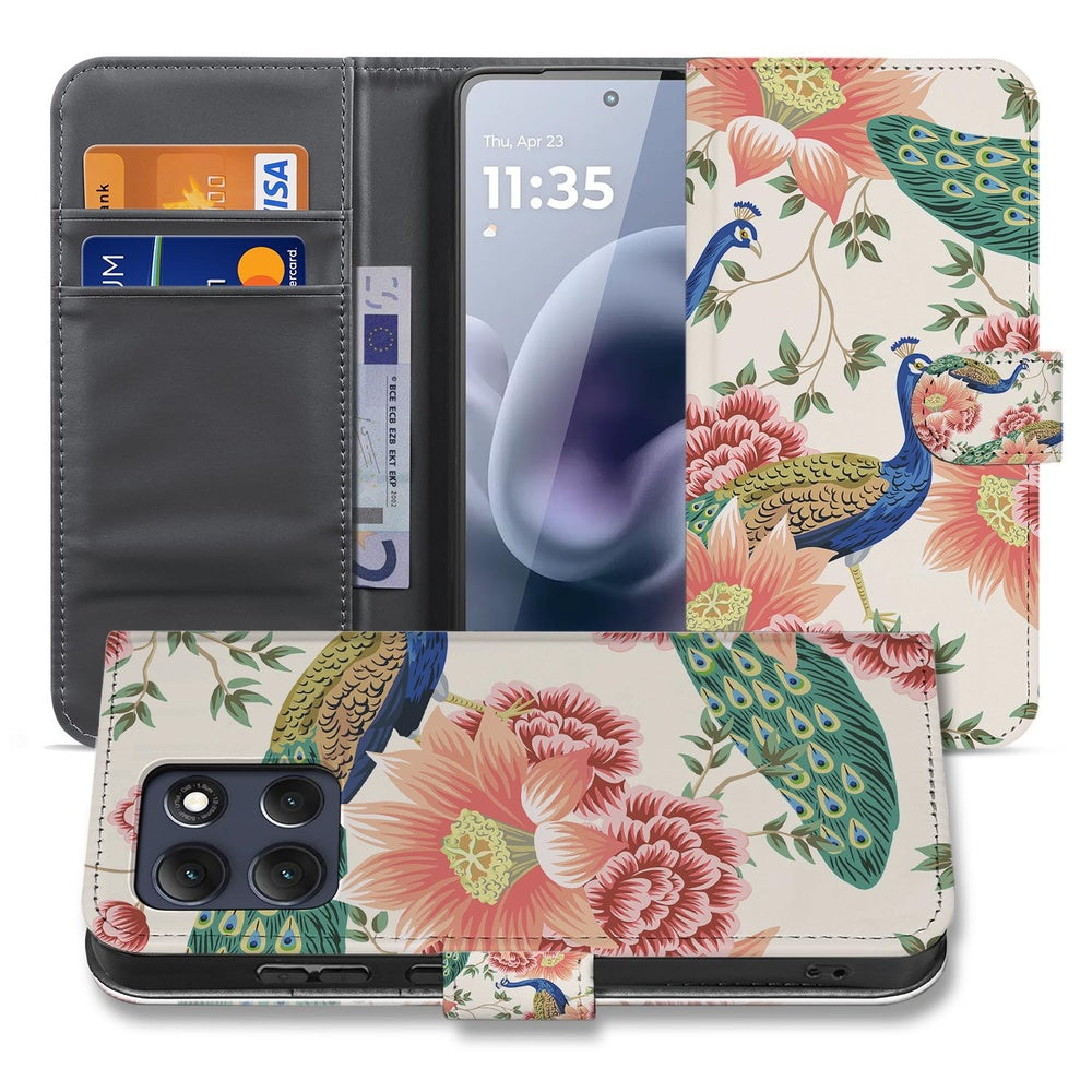 Motorola Moto G86 Portemonnee Hoesje Pink Peacock Vooraanzicht met bloemen en pauwenprint.