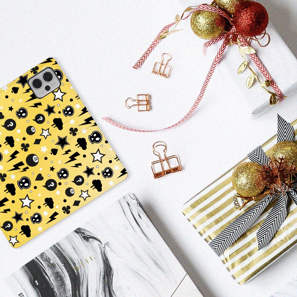 Mobiel BookCase Motorola Moto G13 | G23 Punk Geel met uniek ontwerp op een tafel met cadeaus. 🎁
