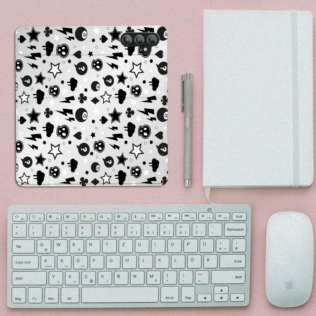 Mobiel BookCase Samsung Galaxy A14 4G Silver Punk met zwart-witte designs op een bureau met toetsenbord en notitieboek.