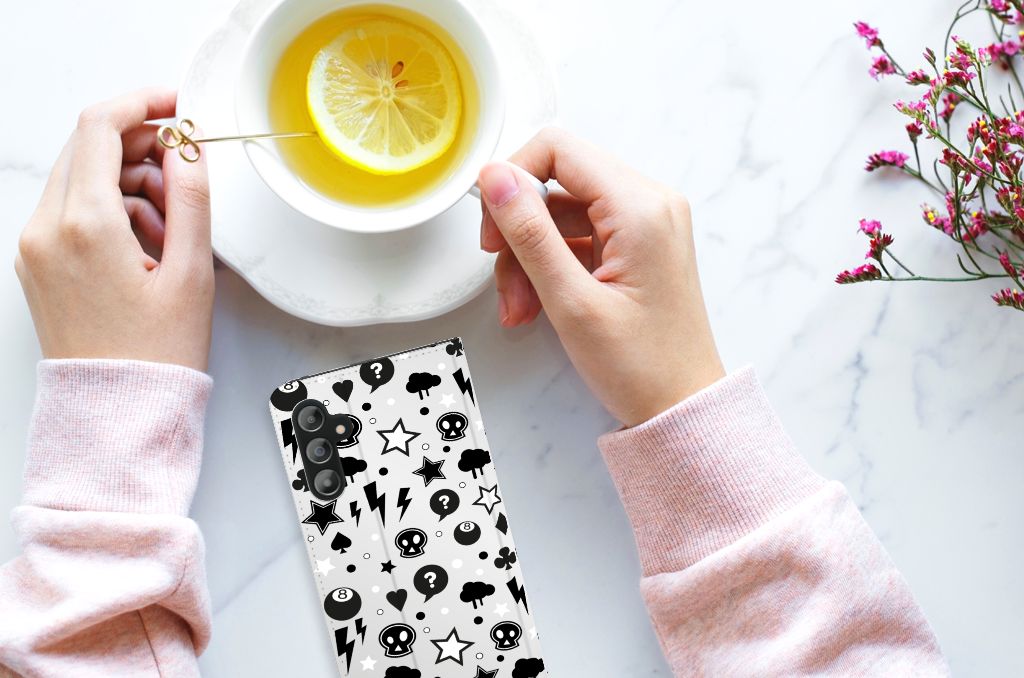 Mobiel BookCase Samsung Galaxy A14 4G Silver Punk met een ontwerp van bliksemflitsen en sterren, in handen van een persoon.