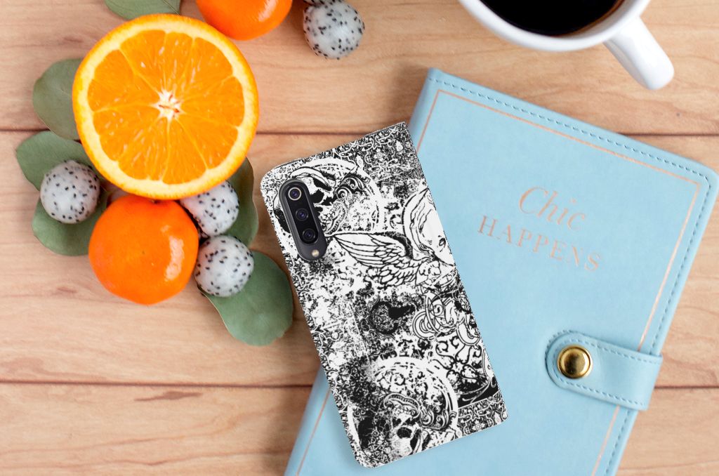 Mobiel BookCase Xiaomi Mi 9 Skulls Angel designnaam aanzicht
