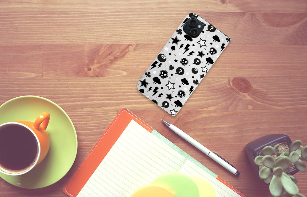 Mobiel BookCase iPhone 15 Plus Silver Punk met stoere ontwerpen zoals sterren en bliksemflitsen.