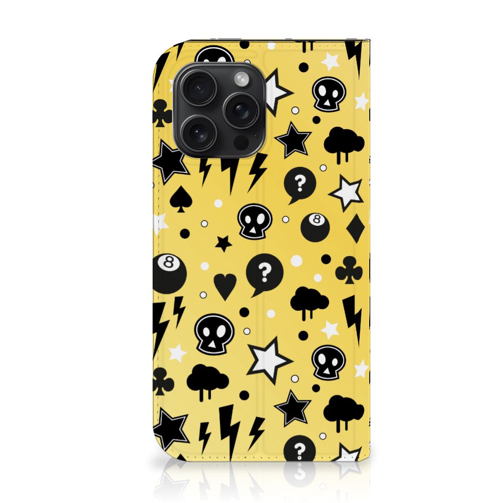 Mobiel BookCase iPhone 15 Pro Max Punk Geel met zwart-witte patronen en iconen zoals sterren en schedels.
