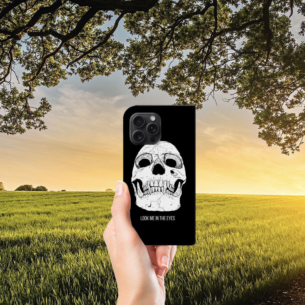Mobiel BookCase iPhone 15 Pro Max Skull Eyes skull design hands buiten