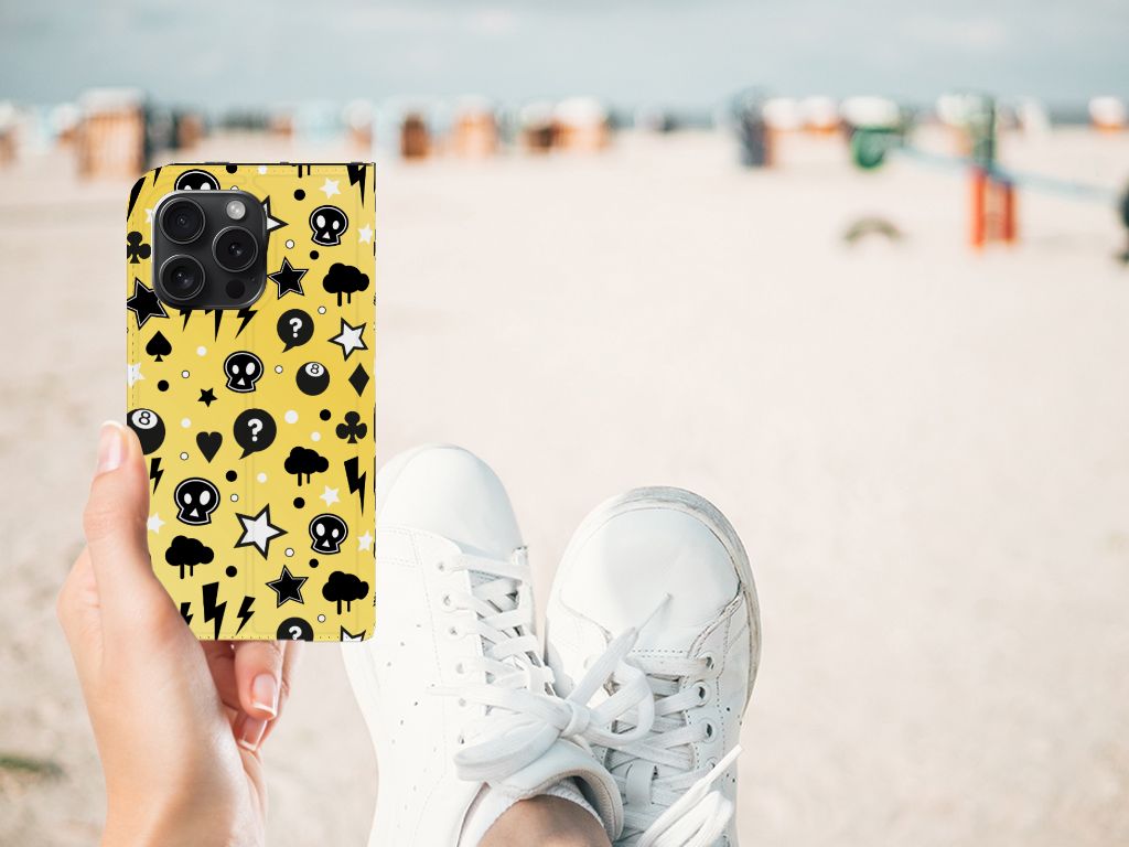 Mobiel BookCase iPhone 15 Pro Punk Geel met opvallend design, perfect voor stijlvol beschermen van je telefoon.