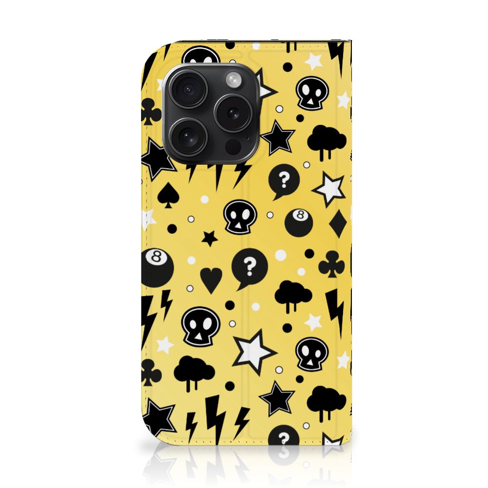 Mobiel BookCase iPhone 15 Pro Punk Geel met uniek punk design en iconen, perfect voor stijl en bescherming!