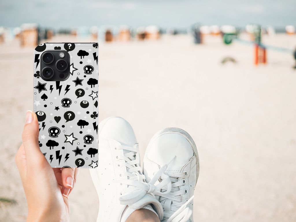 Mobiel BookCase iPhone 15 Pro Silver Punk met zwart-witte symbolen op een strand, trendy en opvallend!