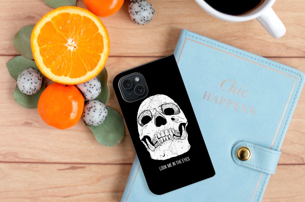 Mobiel BookCase iPhone 15 Skull Eyes met vrolijk design en citroenen omringd door accessoires 🍊