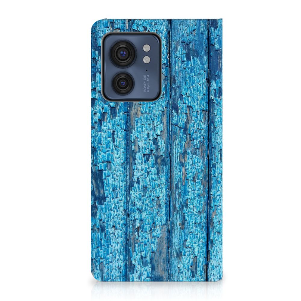 Motorola Edge 40 Book Wallet Case Wood Blue met afgebladderd blauw hout voor stijl en bescherming.