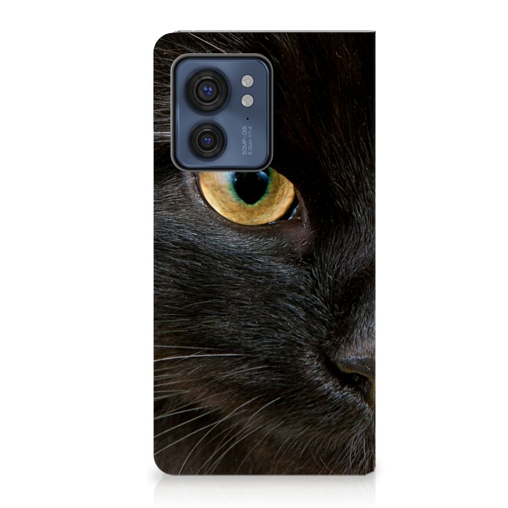 Motorola Edge 40 Hoesje maken Zwarte Kat met close-up van een zwarte kat met opvallende ogen. 🐱