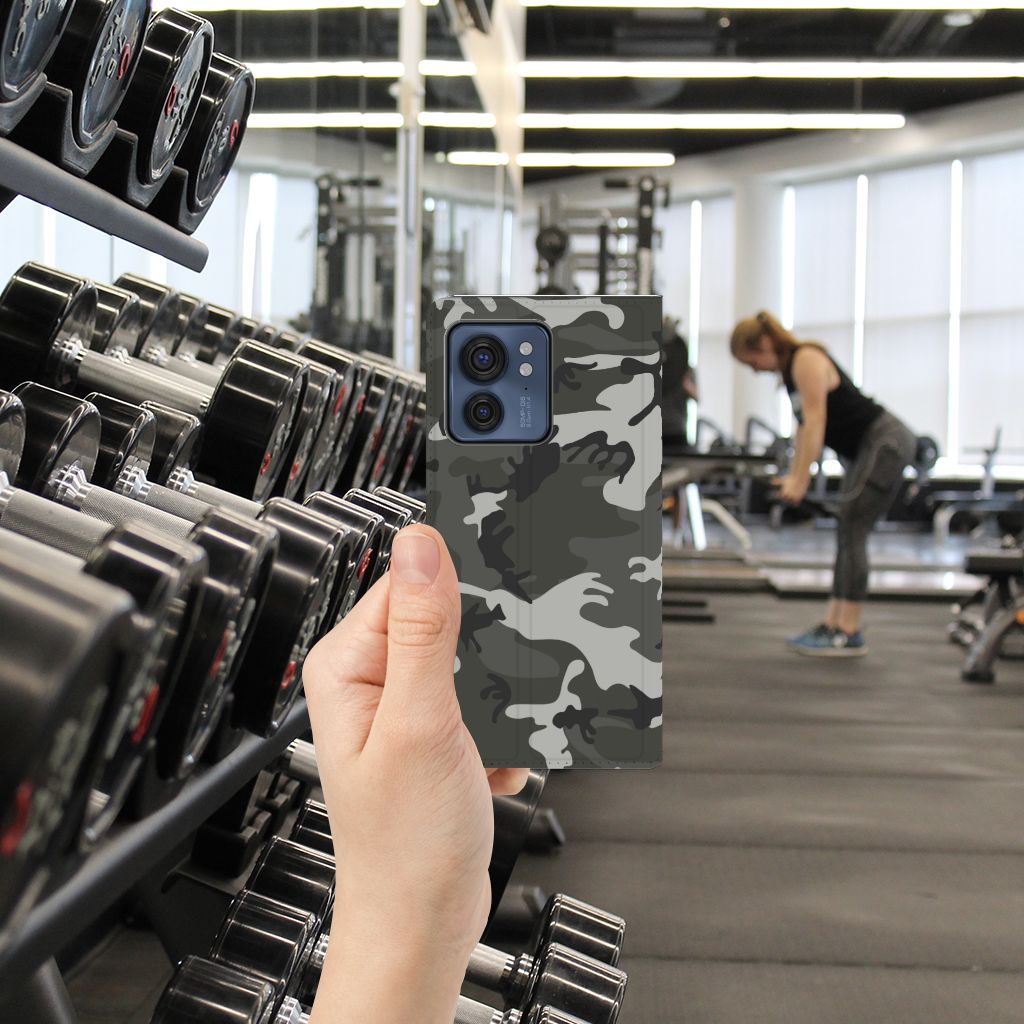 Motorola Edge 40 Hoesje met Magneet Army Light camouflage fitness omgeving