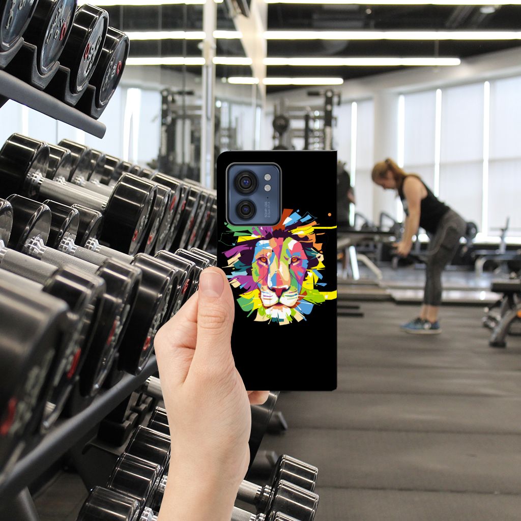 Motorola Edge 40 Magnet Case Lion Color telefoonhoesje met leeuw ontwerp in hand fitnessruimte