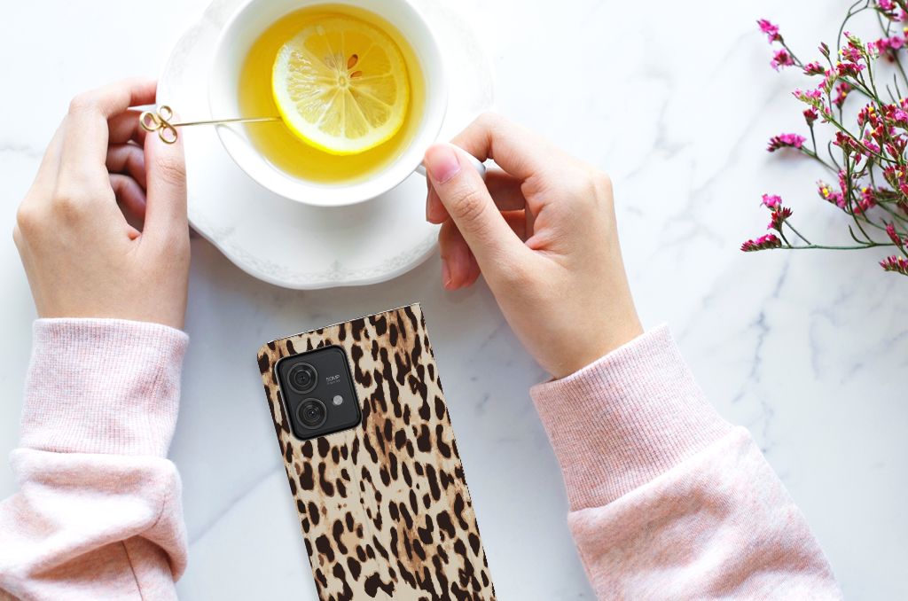Motorola Edge 40 Neo Hoesje maken Leopard met stijlvolle luipaardprint en een kopje thee.