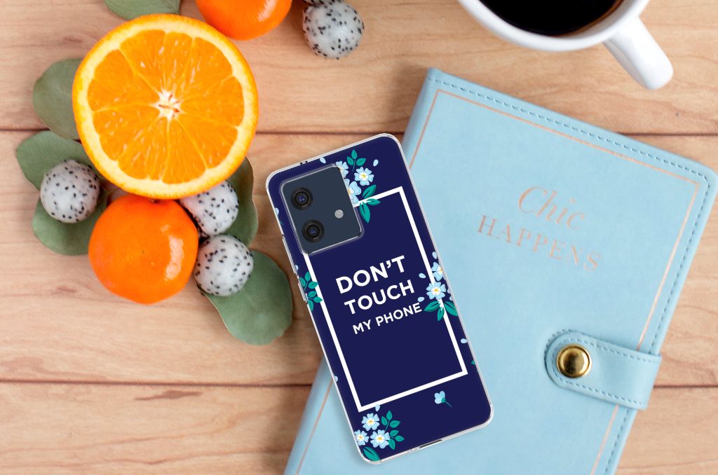 Motorola Edge 40 Neo Silicone-hoesje Flowers Blue DTMP achterkant met bloemenprint op tafel met fruit