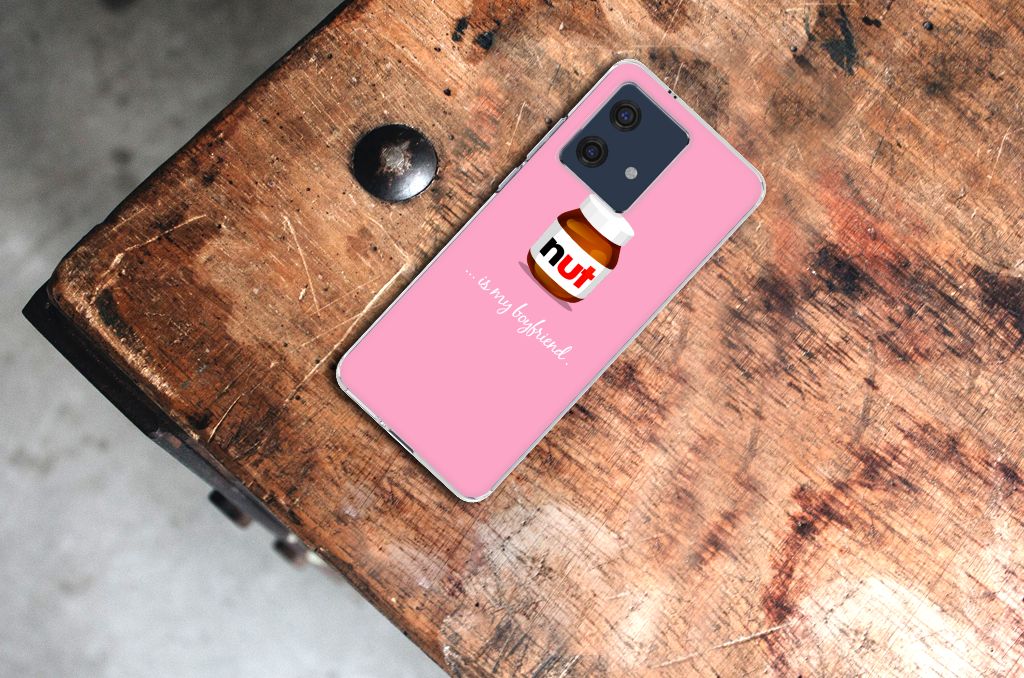 Motorola Edge 40 Neo Siliconen Case Nut Boyfriend met kleurrijke chocolade pasta ontwerp op een houten ondergrond.