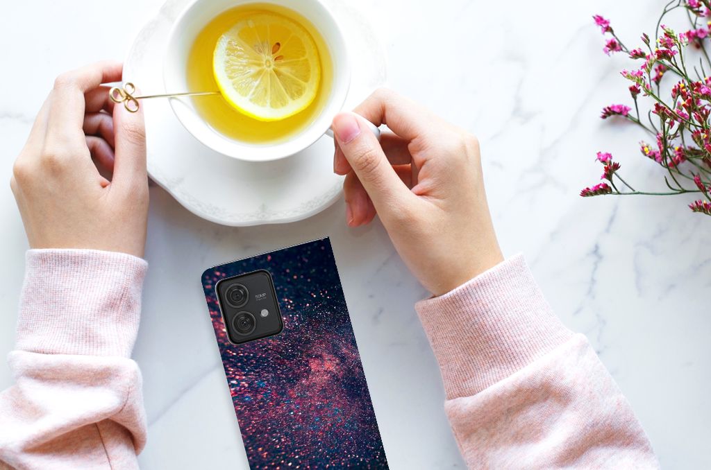 Motorola Edge 40 Neo Stand Case Stars design tegen een inktzwarte achtergrond met paarse en blauwe kleuren aanzicht