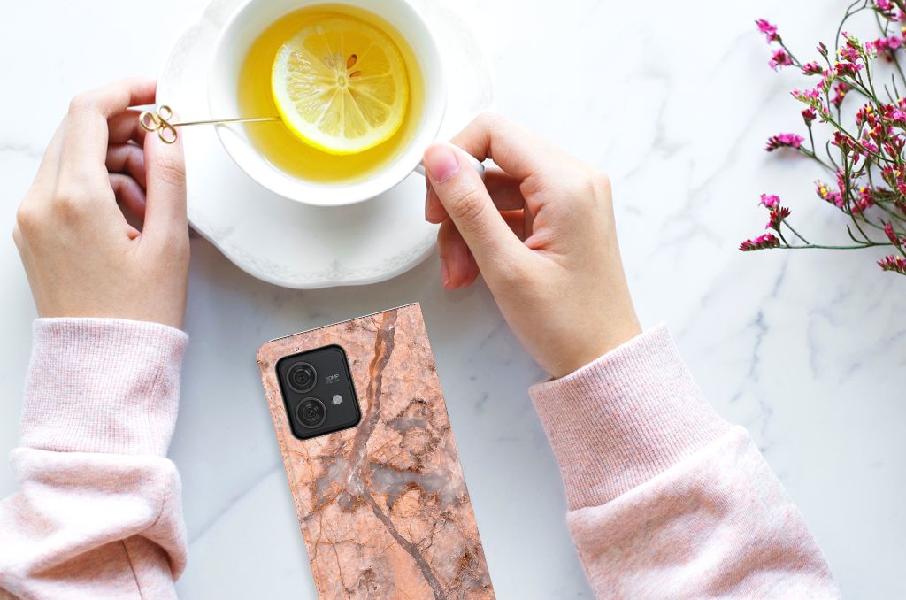 Motorola Edge 40 Neo Standcase Marmer Oranje bij een kop thee met citroen, perfecte combinatie van uitstraling en bescherming 🍊