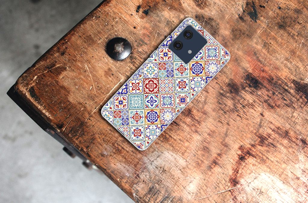 Motorola Edge 40 Neo TPU Siliconen Hoesje Tiles Color op een houten tafel, uniek design voor uitstraling en bescherming.