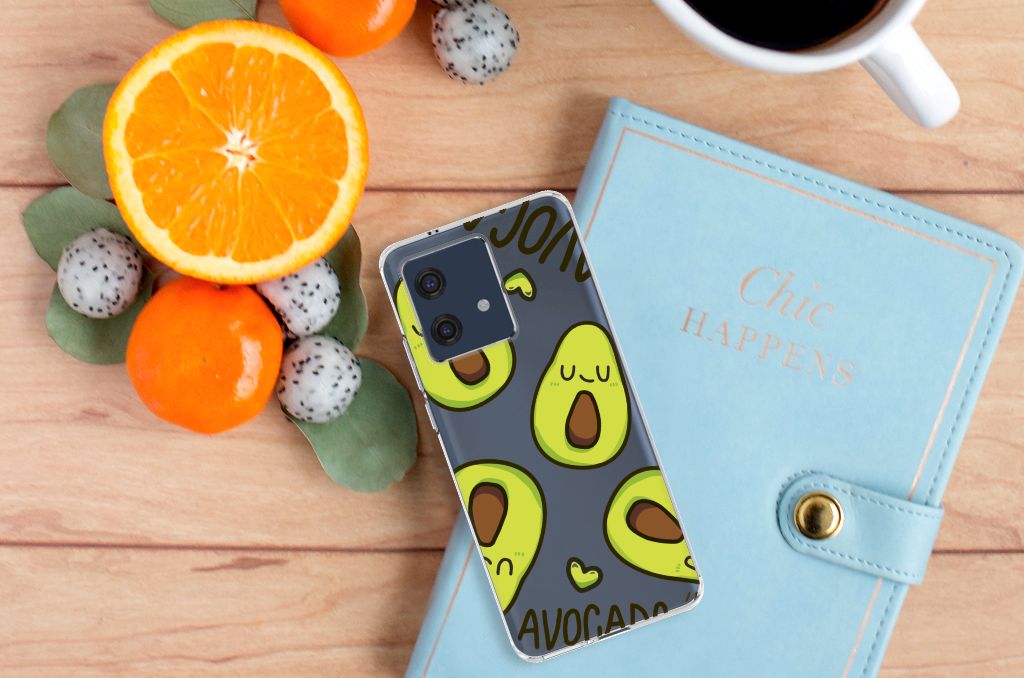 Motorola Edge 40 Neo Telefoonhoesje met Naam Avocado Singing, schattige avocado's en vrolijke kleuren 🍏